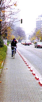 Bordsteinaufkantung zur Abtrennung eines Radweges