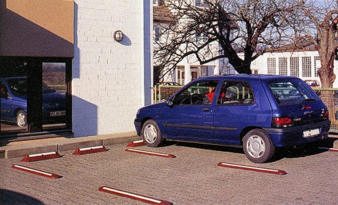 Parkhilfen aus Trennbalken und Bordsteinaufkantungen zur optimalen Parkplatzaufteilung